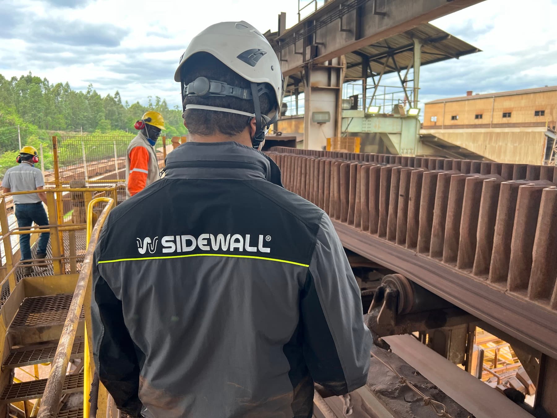 Tecnico Sidewall durante un intervento su nastro trasportatore